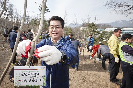 금호타이어, 북한산에 나무 6,400그루 심어